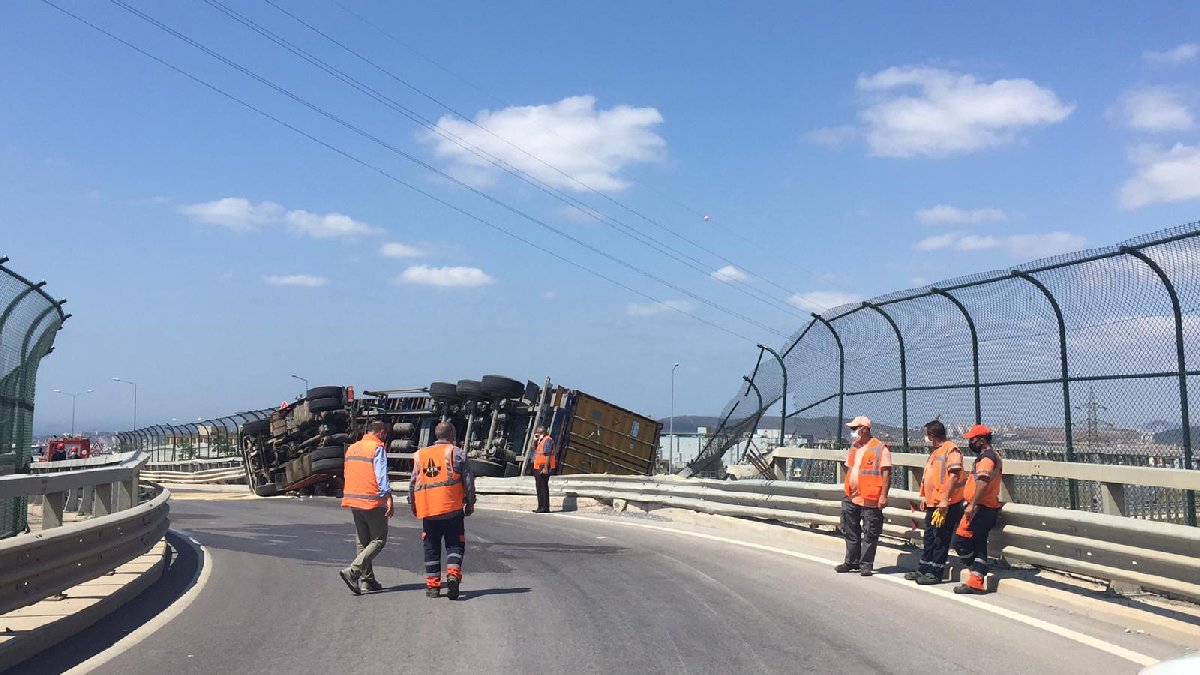 TEM de kaza: TIR köprüde devrildi