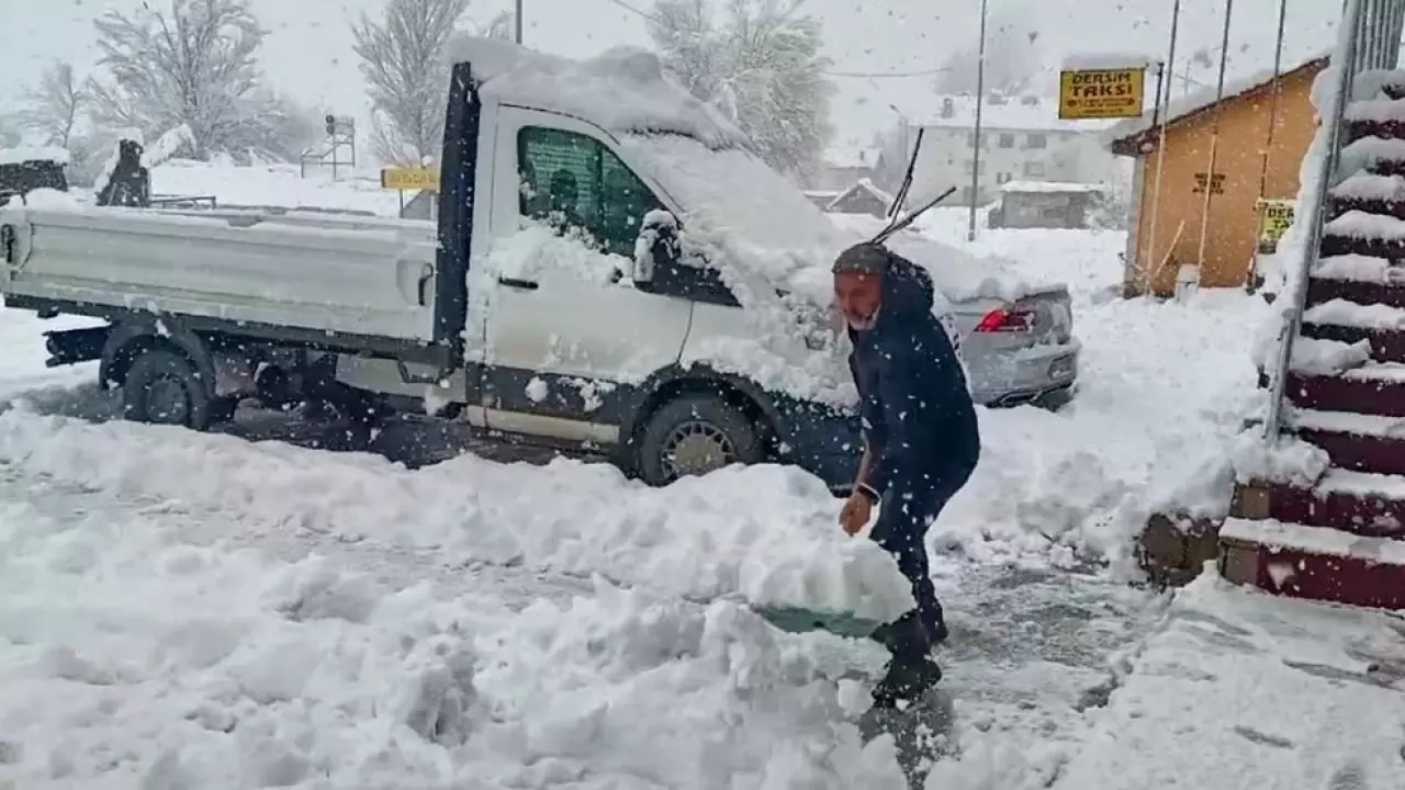 Kar 96 köy yolunu kapattı
