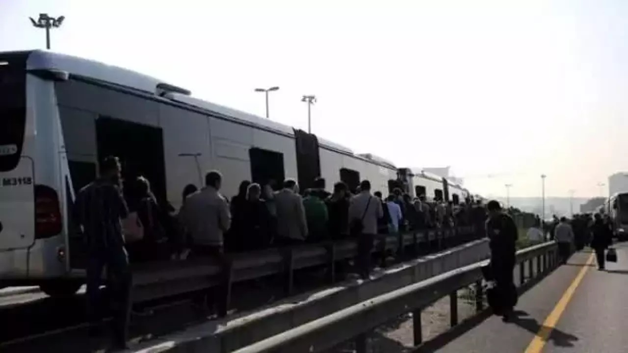 15 Temmuz Şehitler Köprüsü nde metrobüs arızalandı