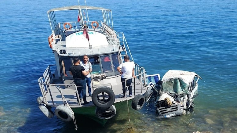 Minibüs Van Gölü ne düştü: 11 yaralı