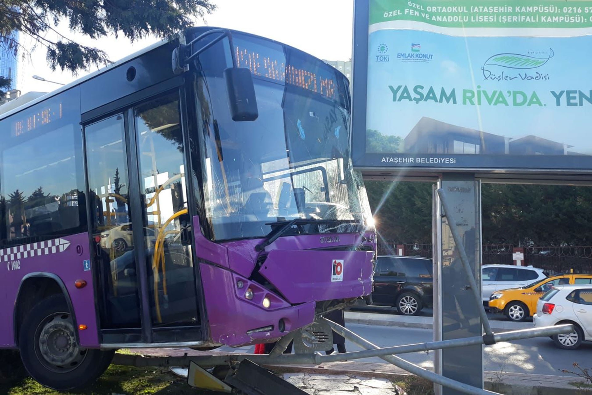 Halk otobüsü kaza yaptı