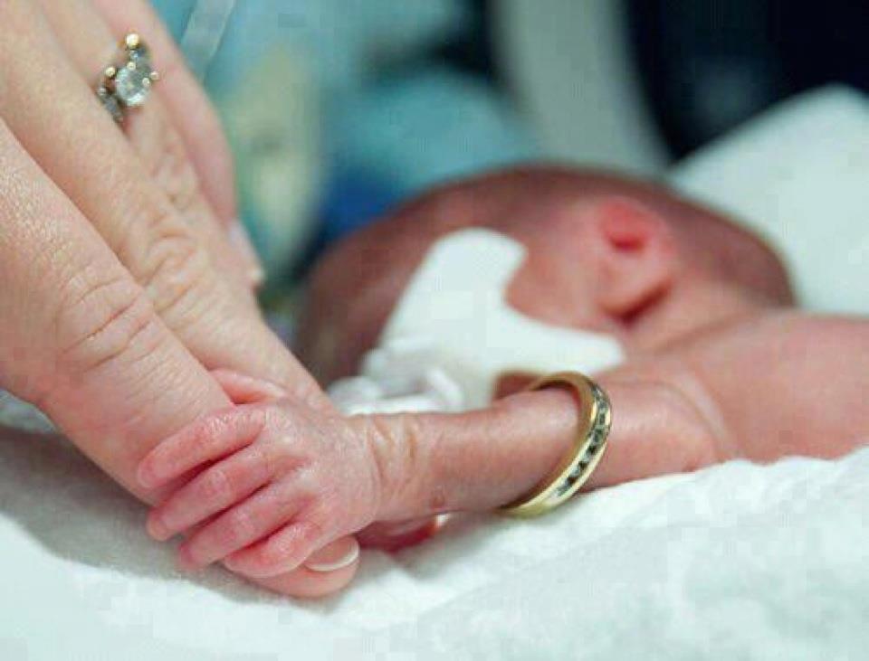 Yeni doğan bebekte  koronavirüs  bulundu