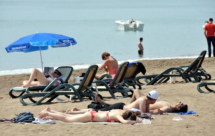 Antalya da sahiller doldu taştı