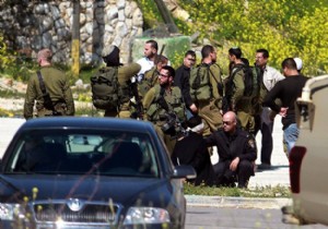 İsrail askerleri 3 Filistin polisini gözaltına aldı!