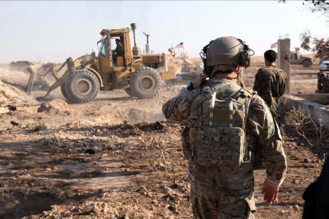  YPG/PKK siperlerini yıkıyor  iddiası