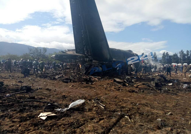 Askeri uçak düştü: Pilotlar öldü