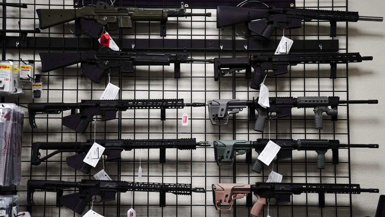 Meksika ABD den yasa dışı yollarla getirilen 50 bin silaha el koydu
