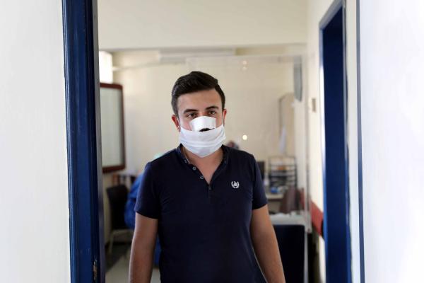 Koronavirüs servisinde görevli sağlık çalışanının burnunu kırdılar