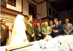 Başbakan Ahmet Davutoğlu nikah şahitliği yaptı!