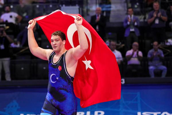 Cemal Yusuf Bakır, 110 kiloda dünya şampiyonu oldu