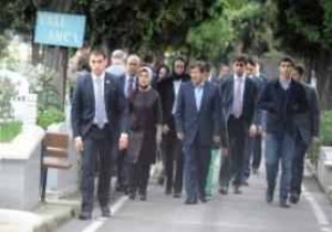 Başbakan Davutoğlu annesinin mezarını ziyaret etti!