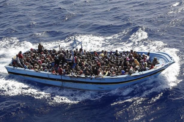 İzmir de sığınmacıları taşıyan tekne battı: 4 ölü, 30 kayıp