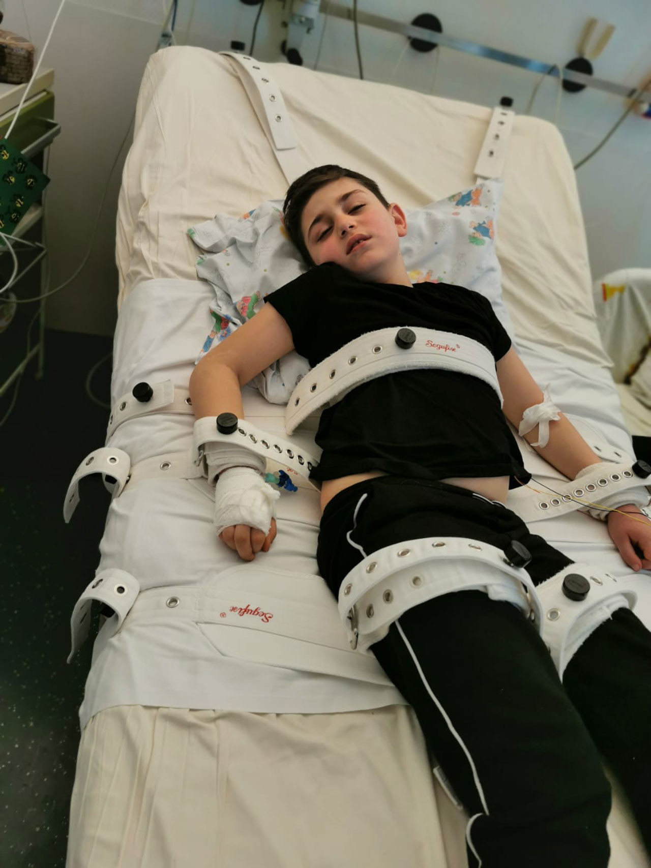 Alman doktor 8 yaşındaki Epilepsi hastası Kaan ı yatağa bağladı!