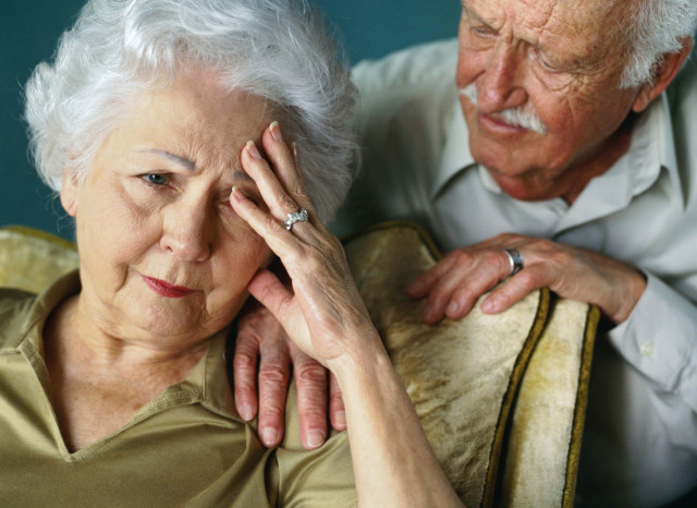 Alzheimer hastası kadınlar erkeklerden daha hızlı çöküyor