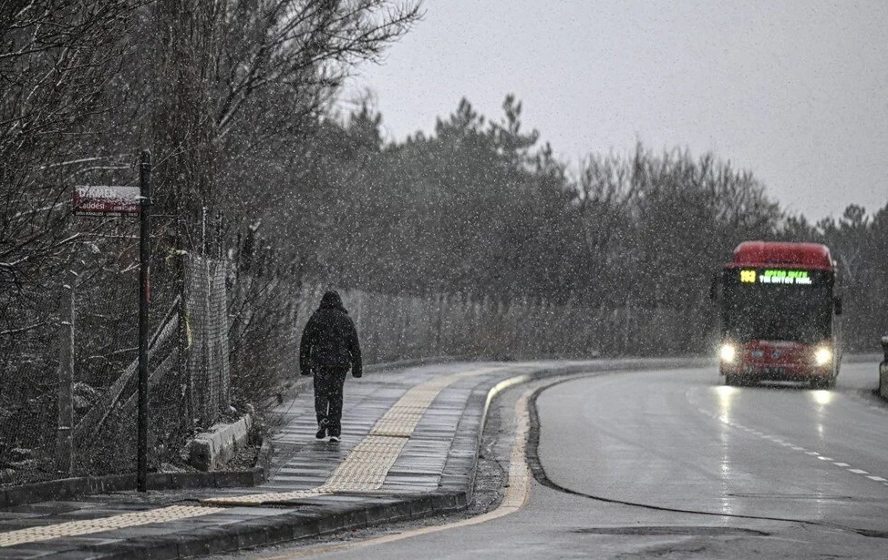 Ankara da beklenen kar yağışı başladı