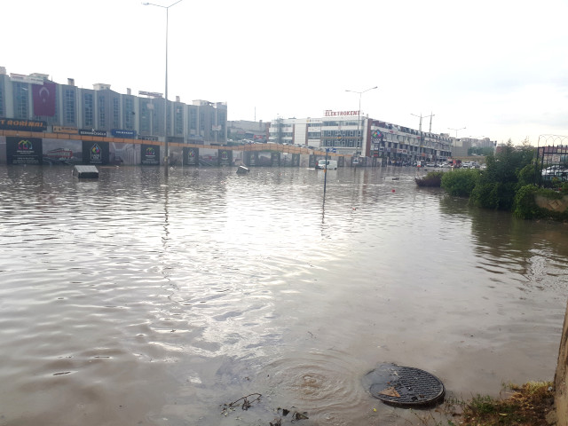 15 dakikalık yağmur Ankara da hayatı felç etti