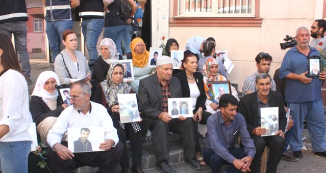 HDP önündeki annelere komşudan destek