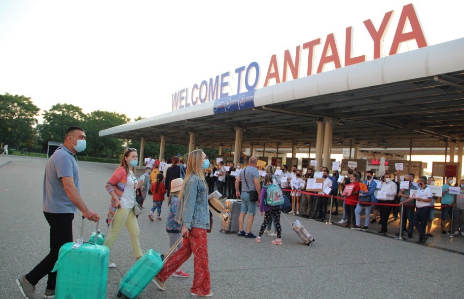 Antalya 8 ayda 12 milyona yakın turist ağırladı