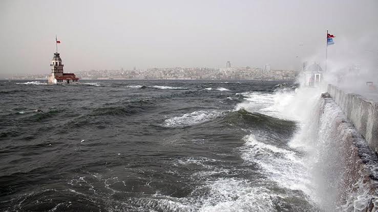 Fırtına İstanbul u yıktı geçti