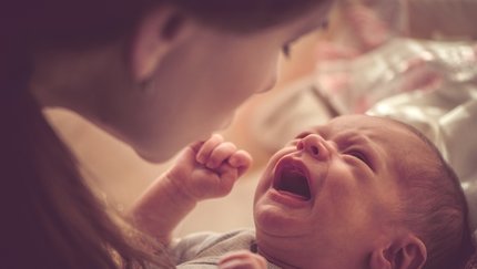 Prof. Dr. Aydemir Uyardı: Bebeği fazla beslemek kolik şikayetini artırabilir