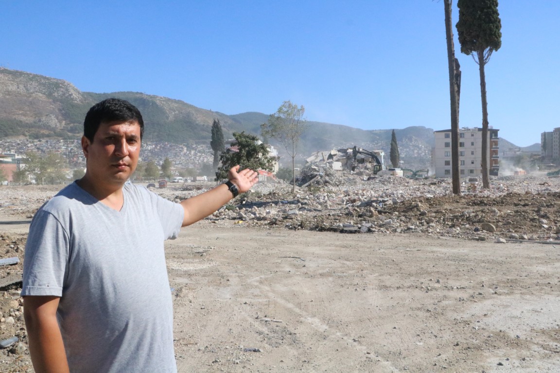 Depremzedeler kayıp olan yakınlarını umutla bekliyor