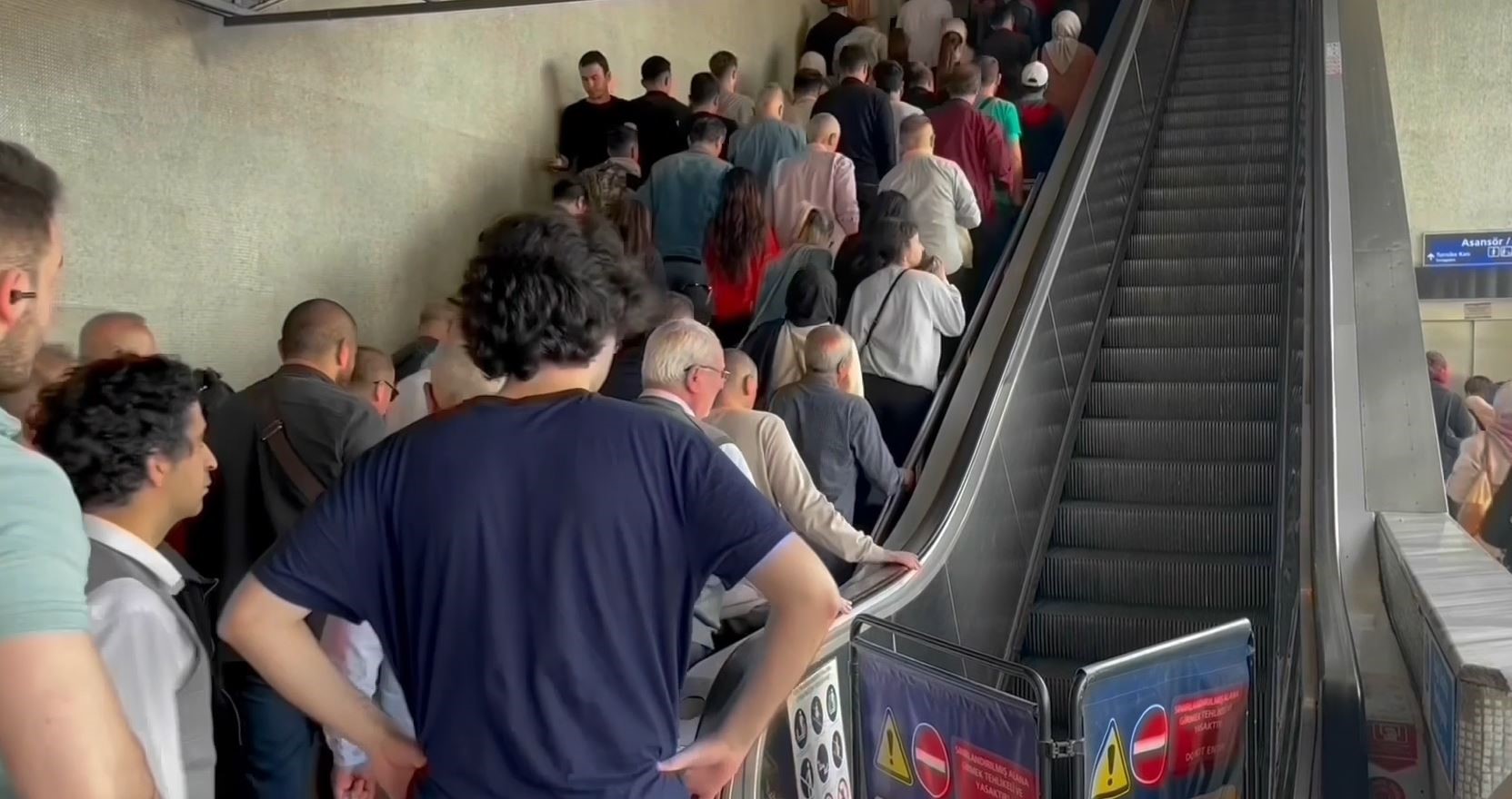 Çalışmayan merdiven, gelmeyen metro vatandaşları çileden çıkardı!
