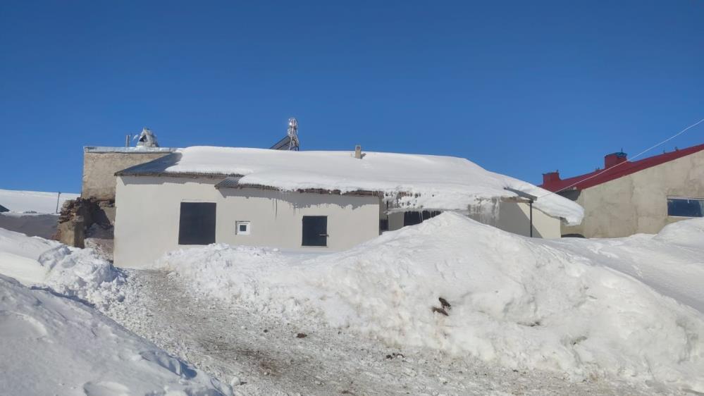 Erzurum da kar kalınlığı 3 metreyi aşarak, hayatı olumsuz etkiledi!