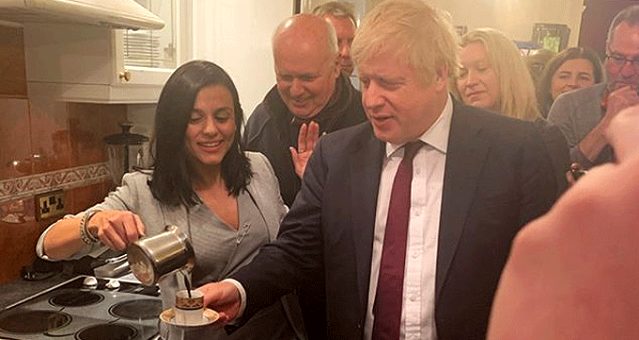 Türk şarkıcı, Boris Johnson u ağırladı