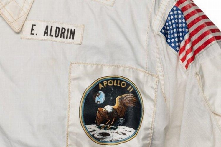 Ay’a ayak basan ikinci astronotun ceketine rekor fiyat!