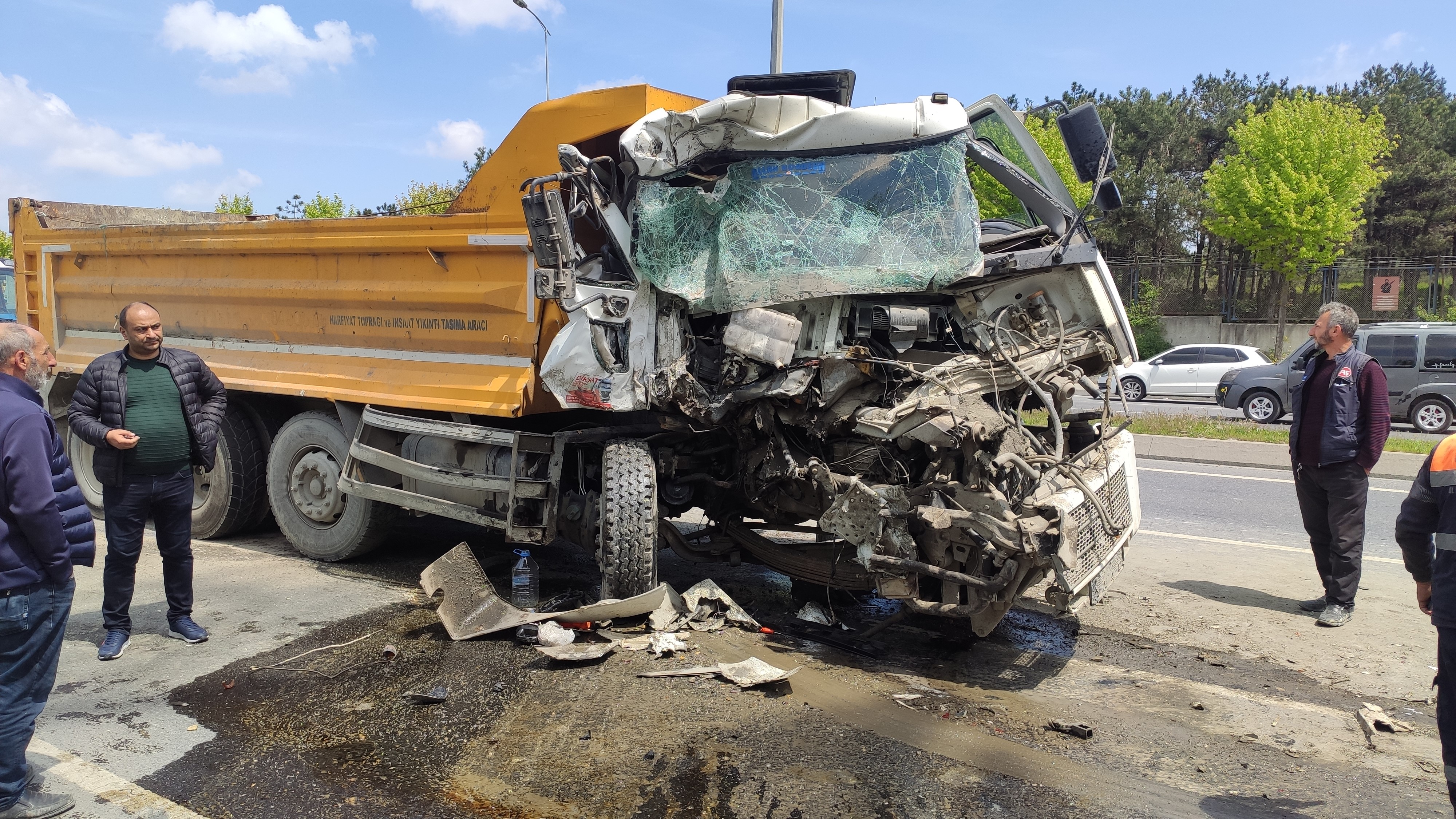 Feci kaza: İki kamyon çarpıştı