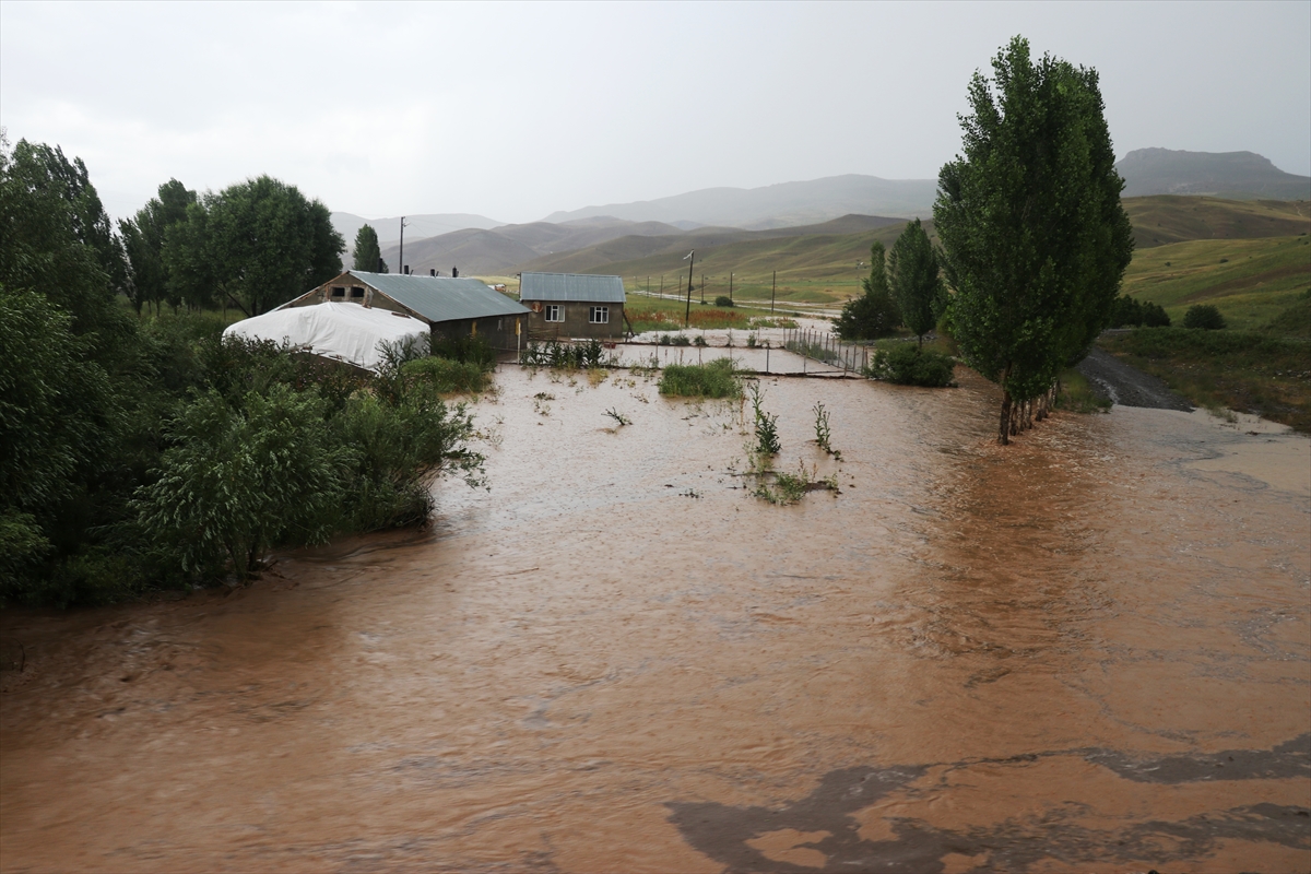 Ağrı’da dereler taştı köy ve araziler sular altında kaldı