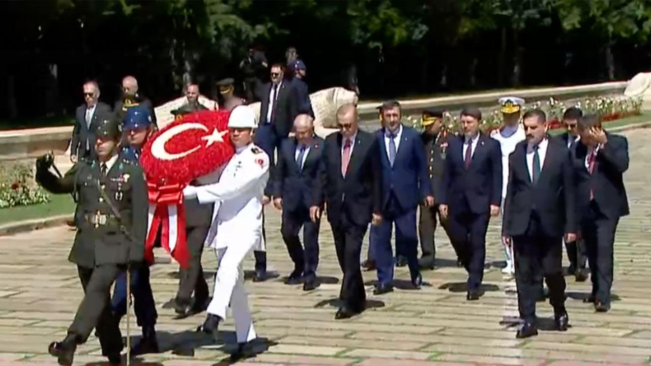 Erdoğan ve YAŞ üyeleri Anıtkabir de