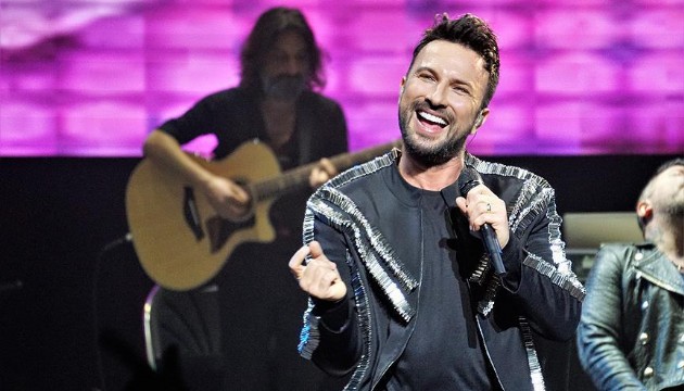 Tarkan'dan k�z�yla yeni payla��m