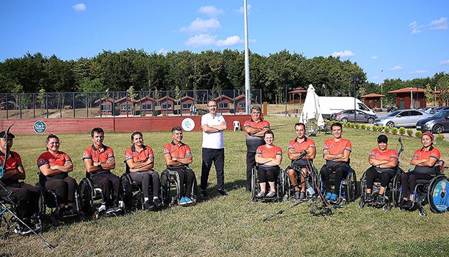 Bakan Kasapoğlu, paralimpik sporcuları ziyaret etti