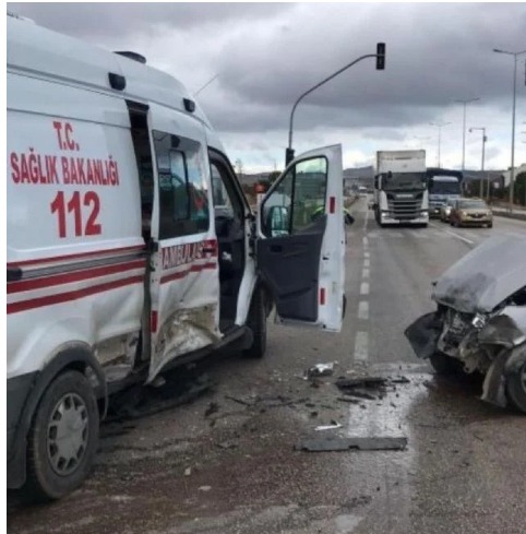 Balıkesir de ambulans kazası: 4 yaralı!