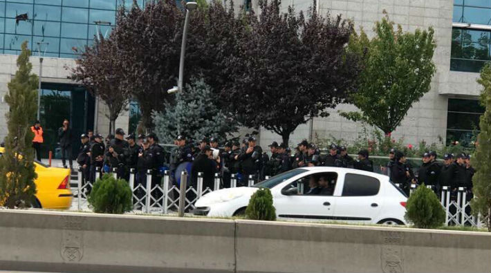 Ankara B.Belediyesi önünde barikat!