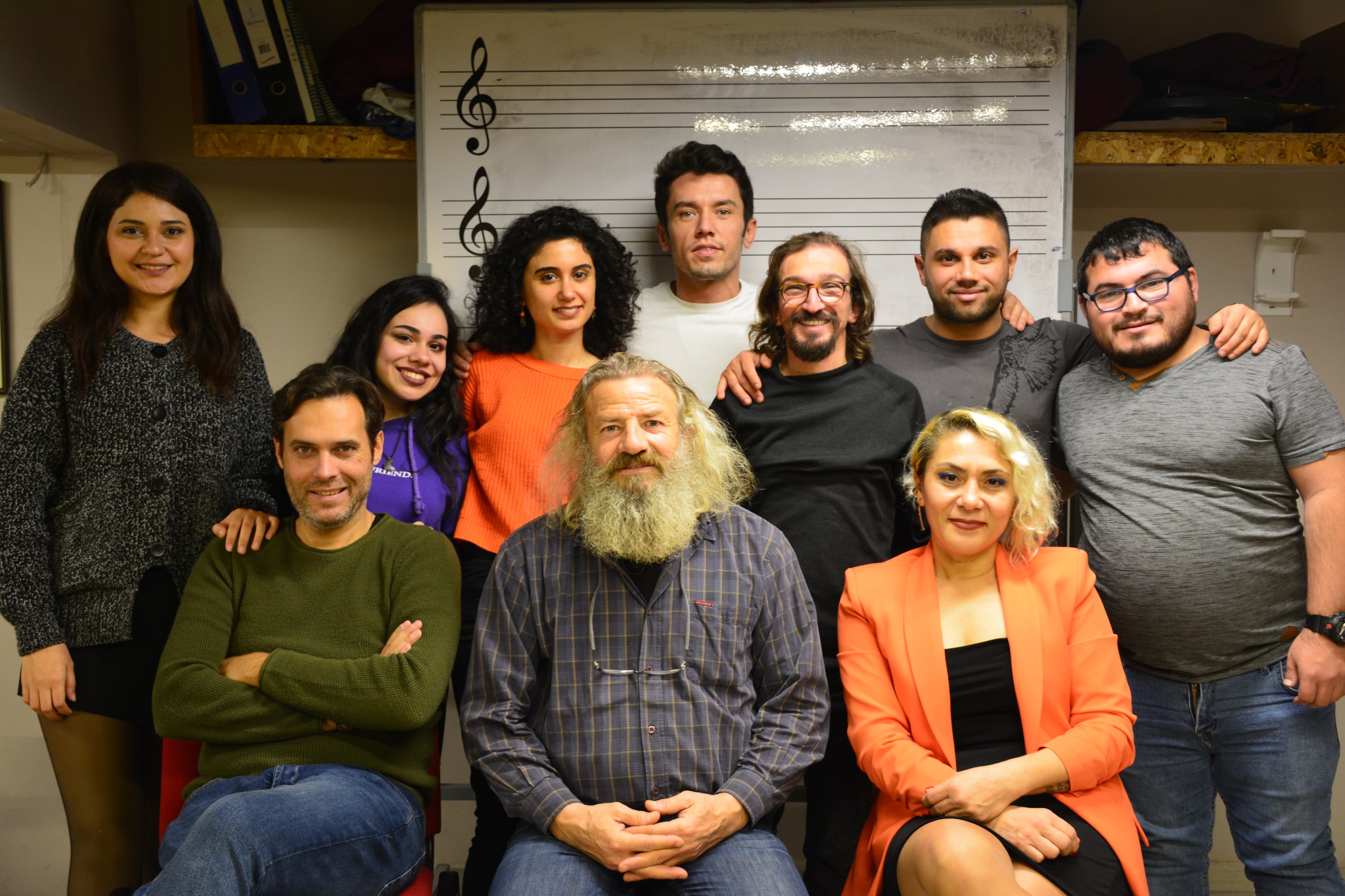 Ünlü oyuncu Ahmet Dursun Aile Apartmanı tiyatrosu ile dönüyor