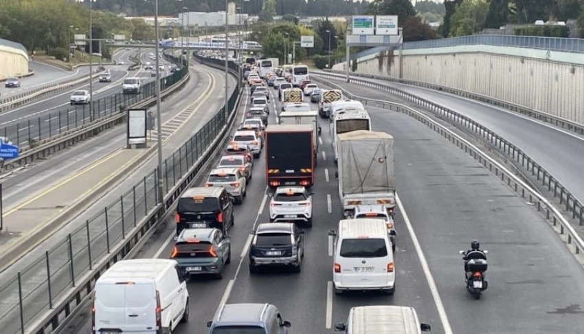 �stanbul'da trafik yo�unlu�u artt�