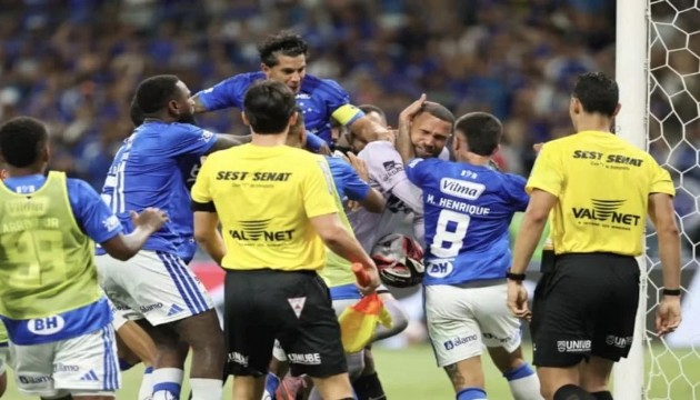 Brezilya Ligi'nde tekmeler havada u�u�tu