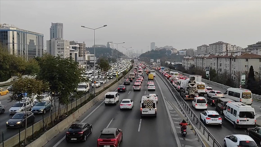 İstanbul da trafik yoğunluğu arttı