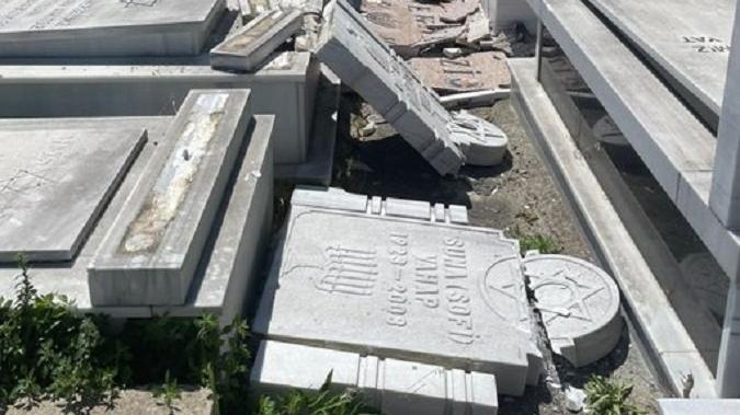 Yahudi mezarlığına saldırı