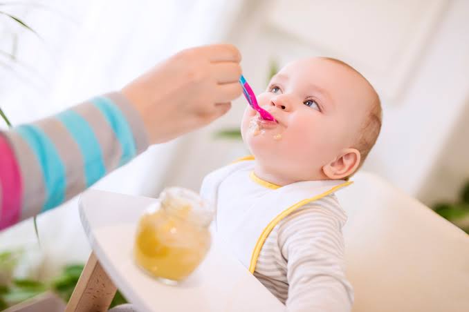 Bebeklerde ek gıdaya nasıl geçilmeli?