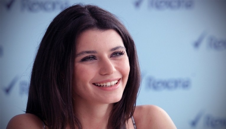 Beren Saat ten bikini şov