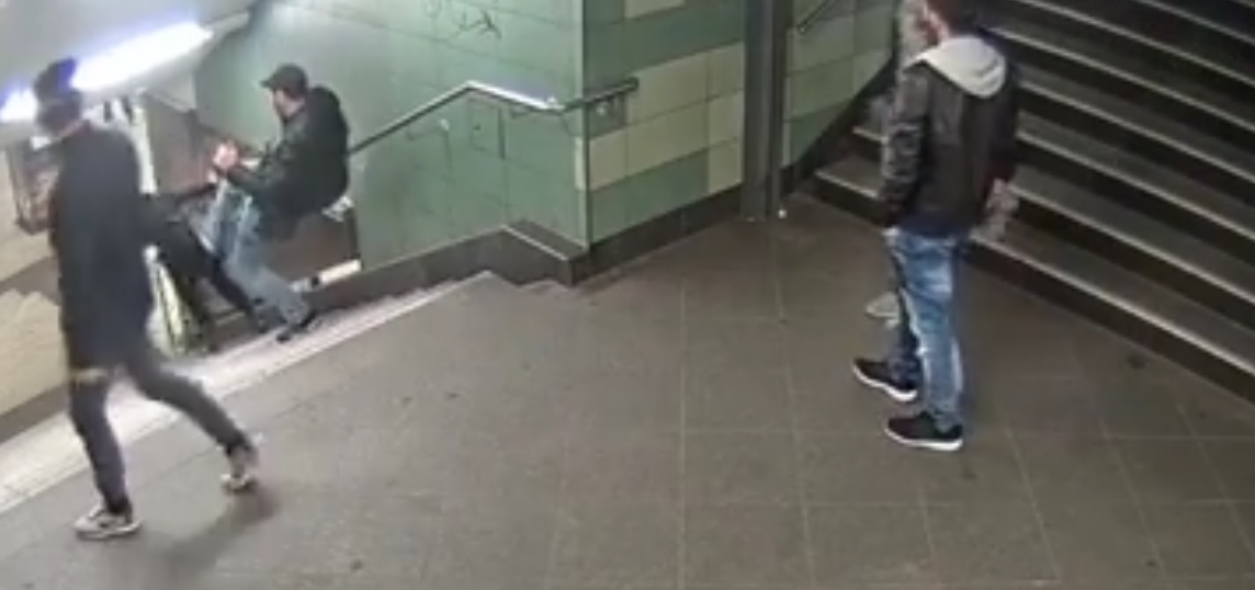 Metroda kadına tekme atan saldırgan yakalandı