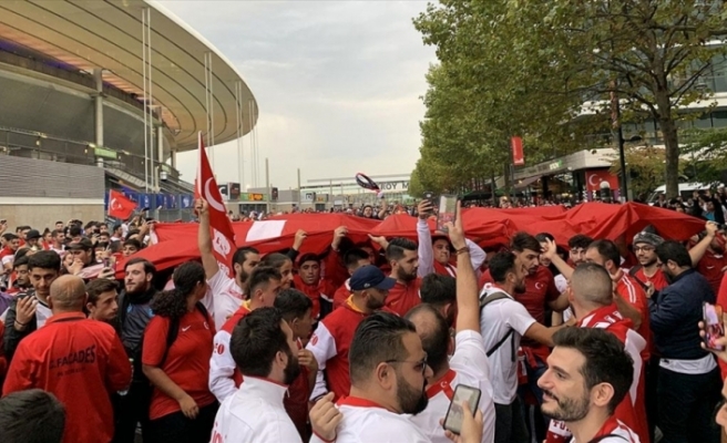 Fransa da maç öncesinde Türkiye tezahüratları