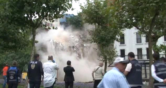 İstanbul Beyoğlu nda bina çöktü