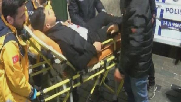 Beyoğlu nda kavga: Bıçakla yaralanan kişi hastaneye kaldırıldı