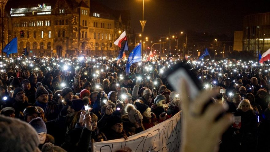 Polonya da binlerce kişi sokağa döküldü