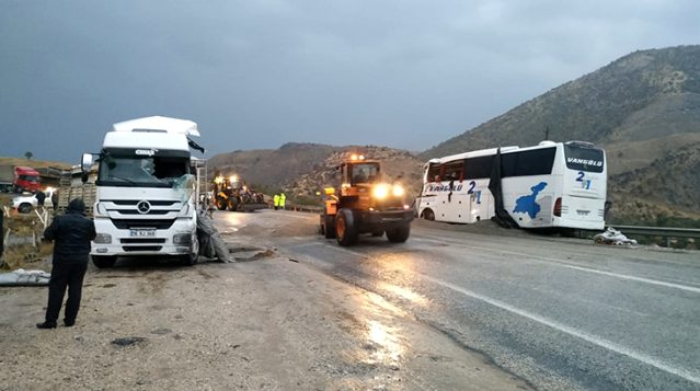 Bitlis te tır ve yolcu otobüsü çarpıştı: 2 ölü