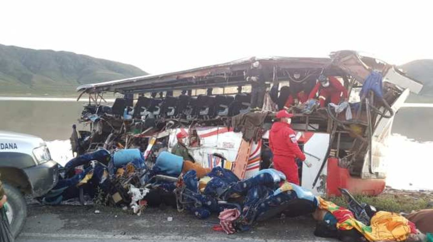 Otobüsle kamyon çarpıştı: 24 ölü